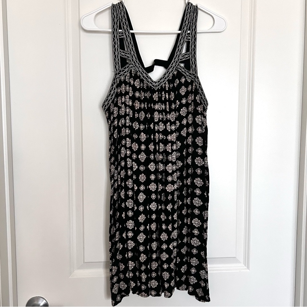 American Eagle (M) Black Floral Shift Above Knee Dress
